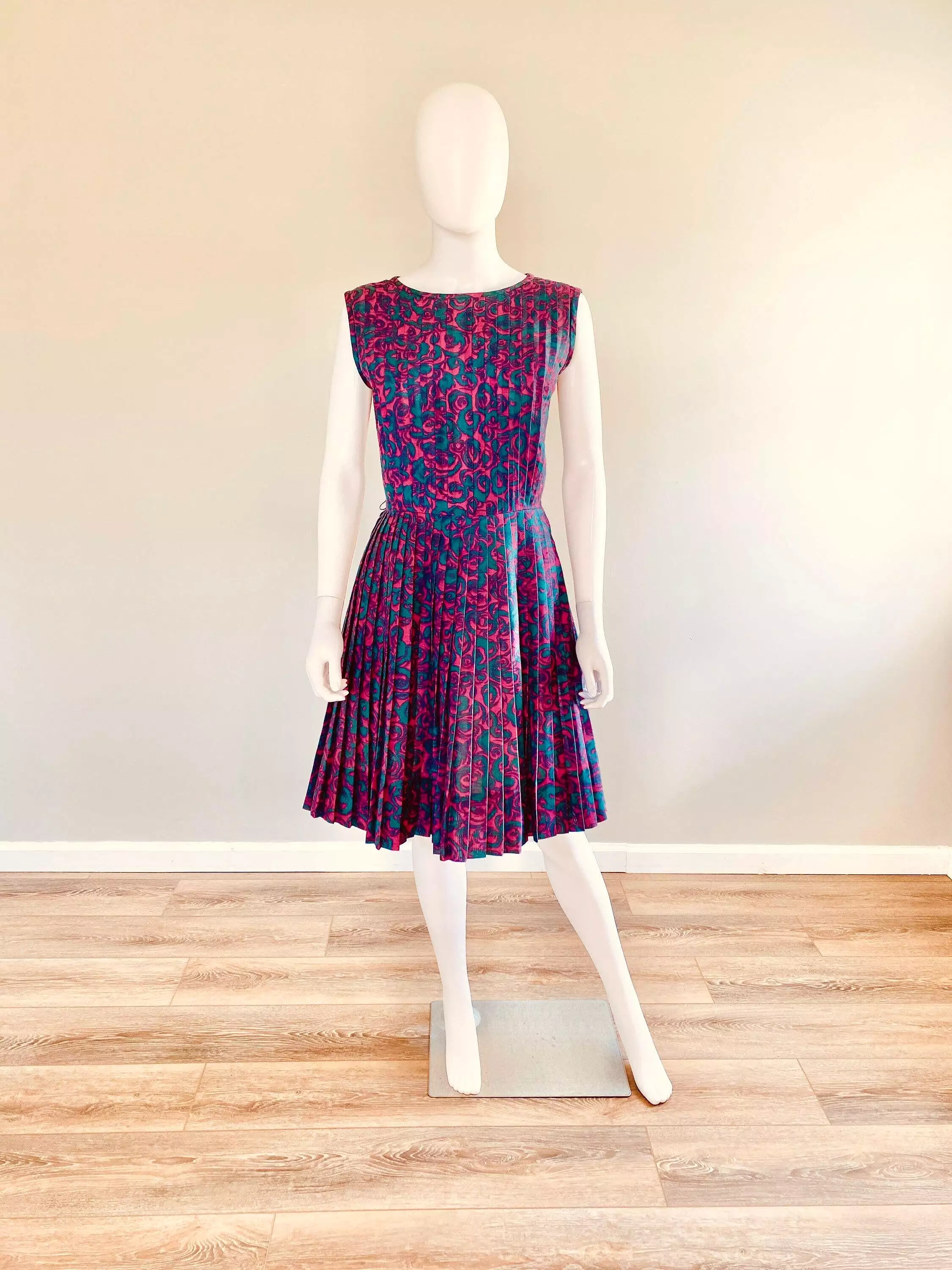 Vintage 1960s Magenta Scroll Print Day Dress /60 retro tuxedo front cotton dress / size S M