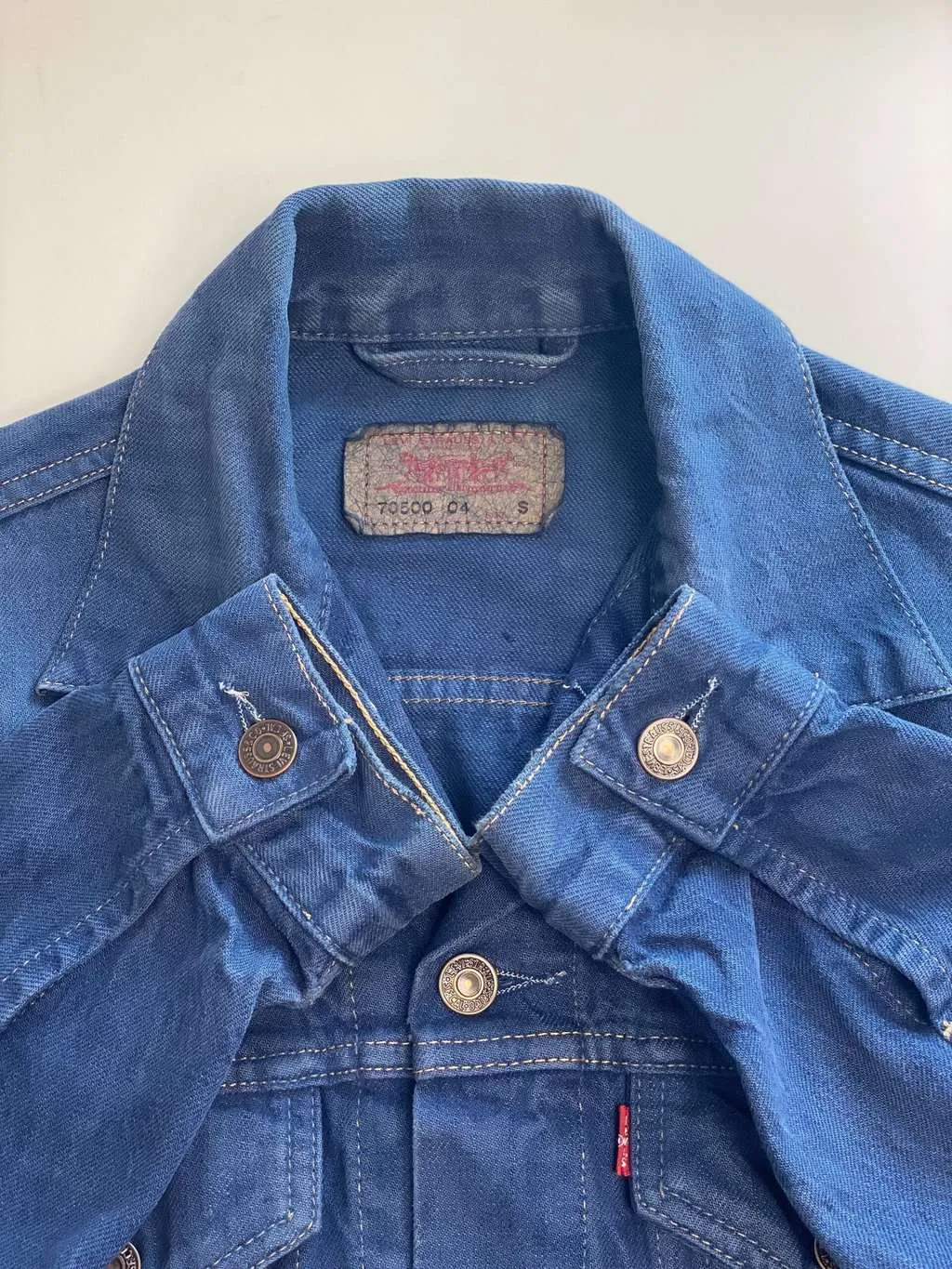 Vintage men’s Levis trucker denim jacket in overdyed blue, 70500 04 – XS