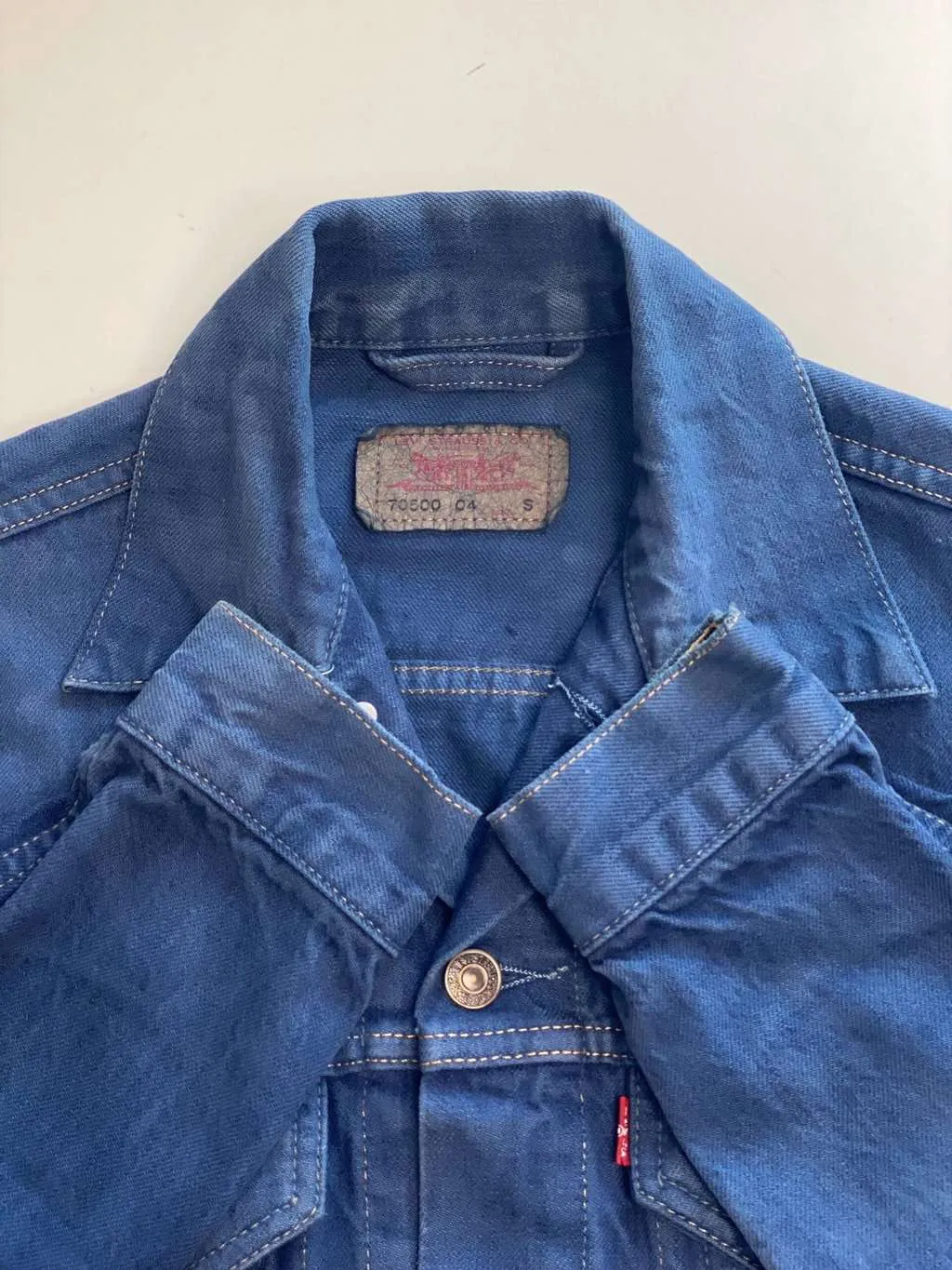 Vintage men’s Levis trucker denim jacket in overdyed blue, 70500 04 – XS